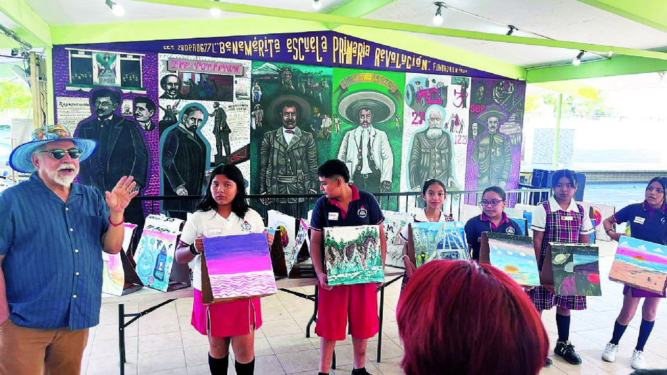 El proyecto “Un mural para tu escuela” incluye también a estudiantes de las instituciones.
