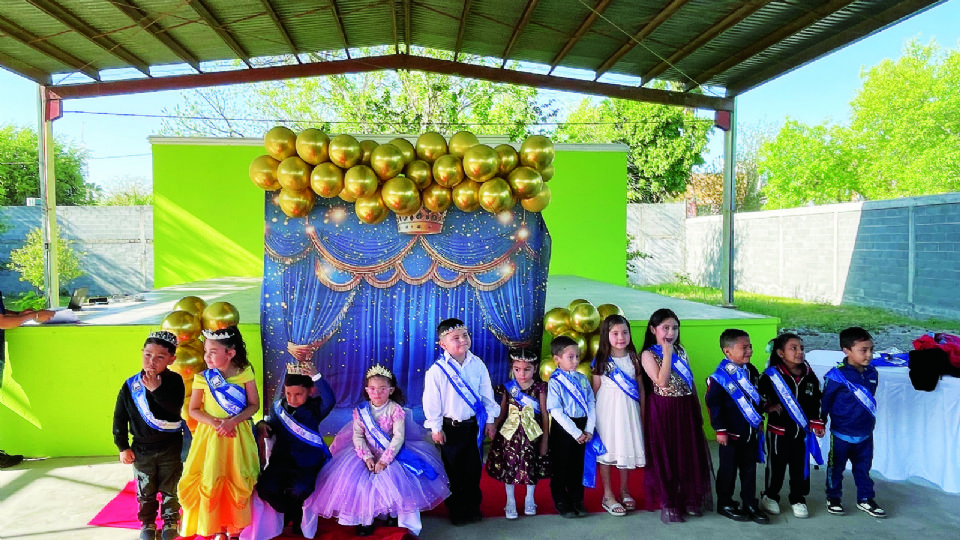 La realeza posó para la foto del recuerdo en el patio del Jardín de Niños Fundadores.