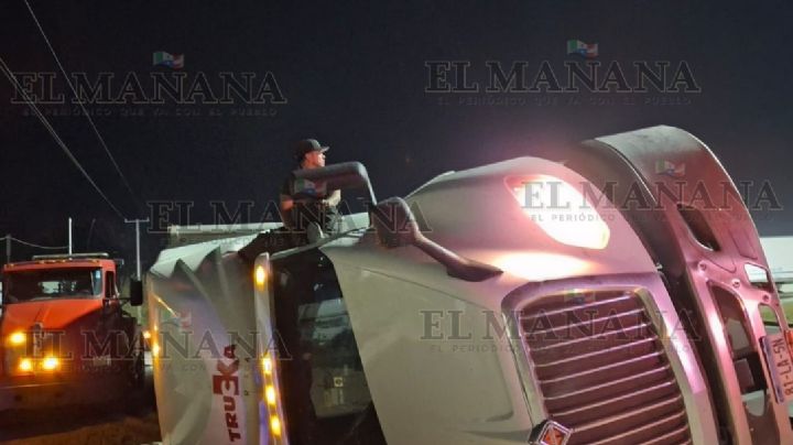 Trailero se vuelca en Nuevo Laredo; no pudo contener el peso de la unidad y se fue de lado