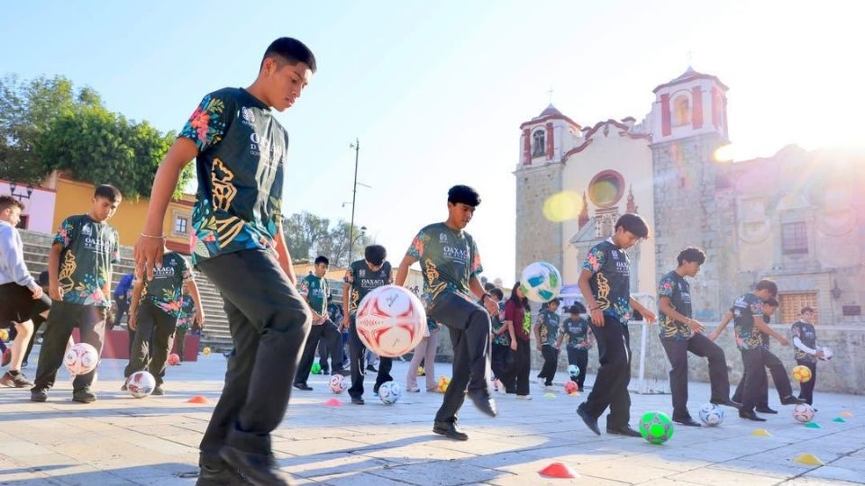 Jóvenes organizan torneos y partidos en colonias y escuelas
