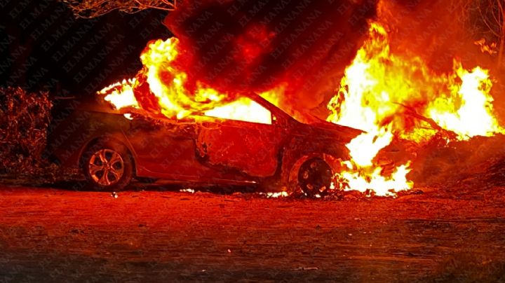 Vehículo termina reducido a chatarra tras incendio en Nuevo Laredo; fuertes explosiones provocan pánico