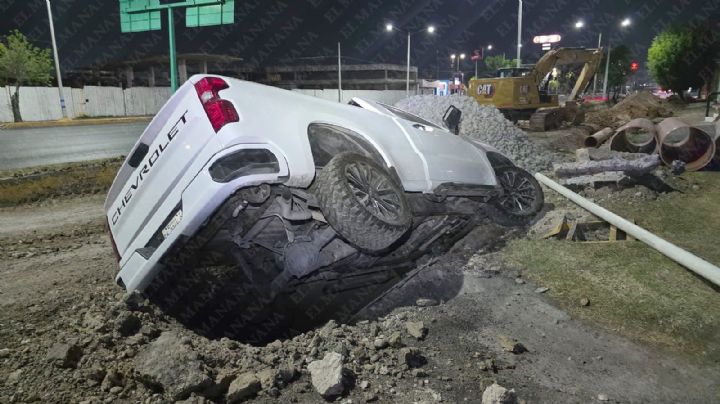 Conductor ignora obras en avenida Reforma y termina en una zanja; deja la camioneta y escapa