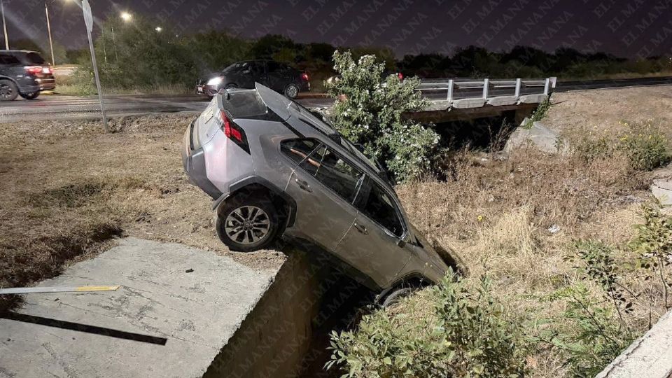 Camioneta cae en canal