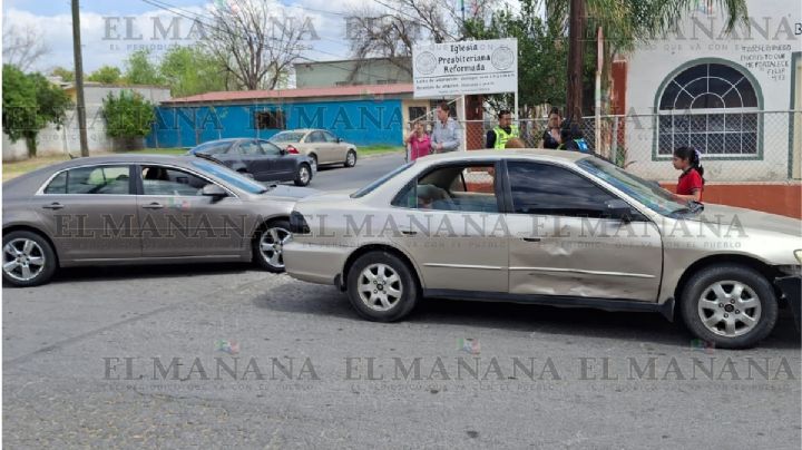 Jovencito omite alto y causa choque en crucero de la colonia Viveros; llevaba a sus hermanitas a la escuela