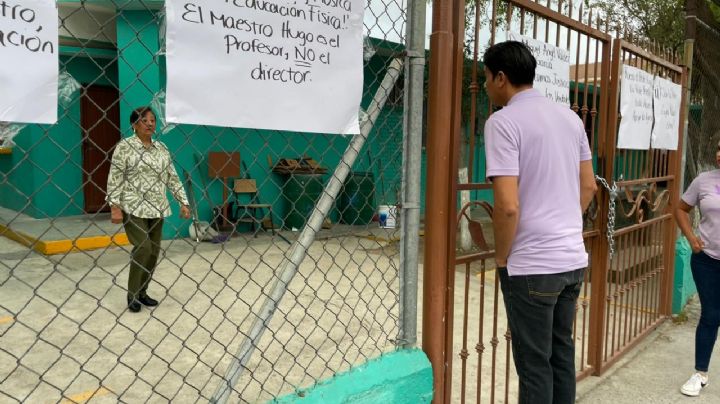 Padres de familia toman escuela Club de Leones 3; acusan a profesor de malos tratos