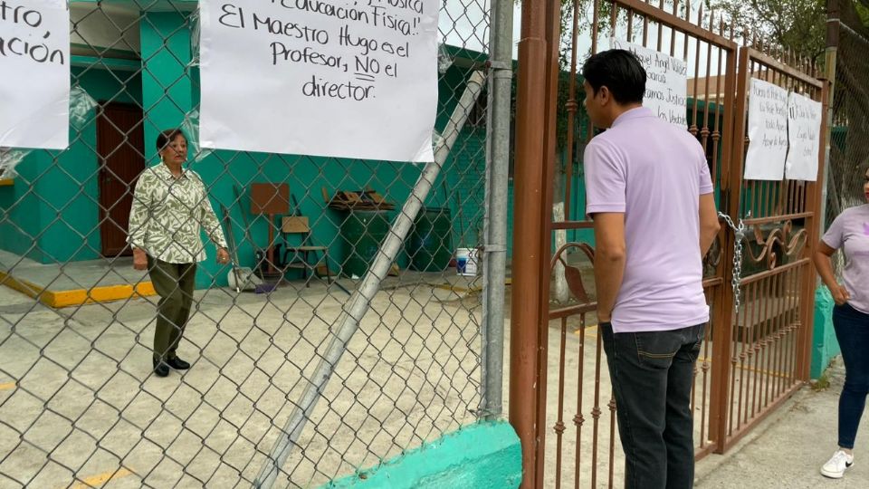 Las madres de familia hablaron con la directora y más tarde permitieron la entrada a docentes y estudiantes.