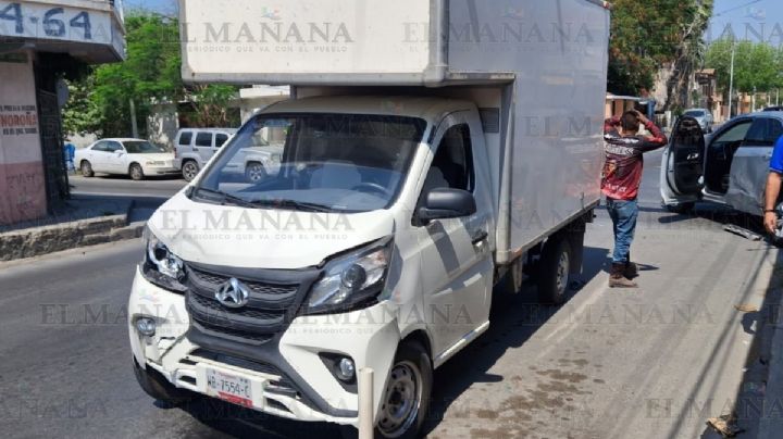 Brutal choque en Nuevo Laredo: chofer de camión se pasa el rojo e impacta camioneta contra un poste