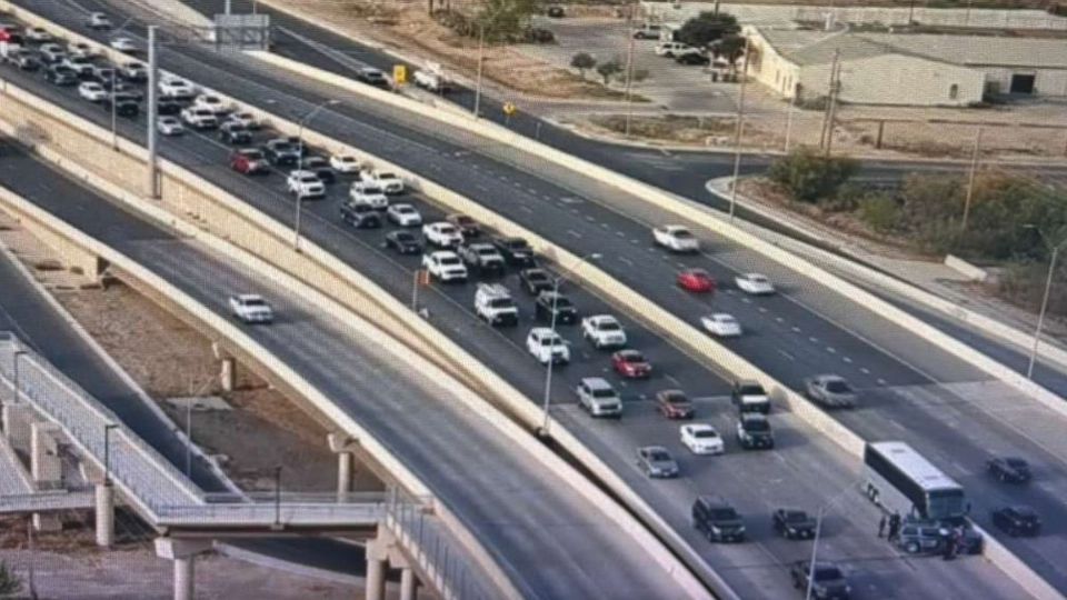 Fuerte choque entre camioneta y autobús causa caos vial en Laredo; así fue el aparatoso accidente
