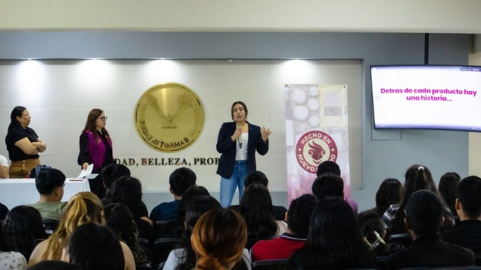 La conferencia se ofreció en las instalaciones de la Universidad Autónoma de Tamaulipas.