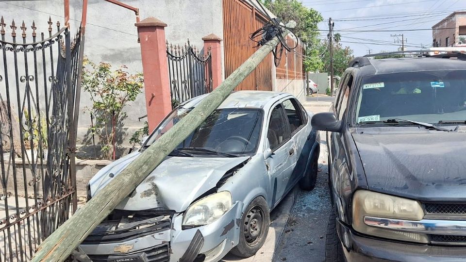 El poste cayó encima del Chevy