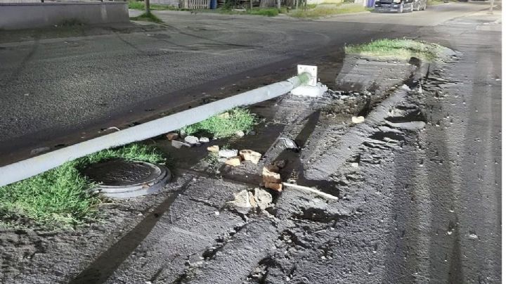 Conductor fantasma tumba poste y causa destrozos en Villas de San Miguel; así quedó el lugar