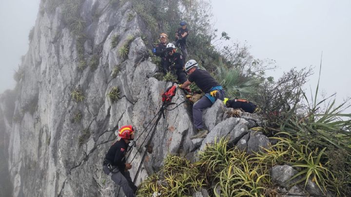 Joven cae en barranco de 30 metros cuando trataba de recuperar un dron; rescatistas lo encuentran herido