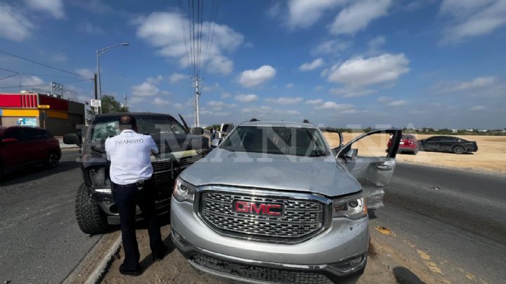 Blanca se pasa alto y provoca aparatoso choque en Los Fresnos Campus; madre y su hija terminan hospitalizadas