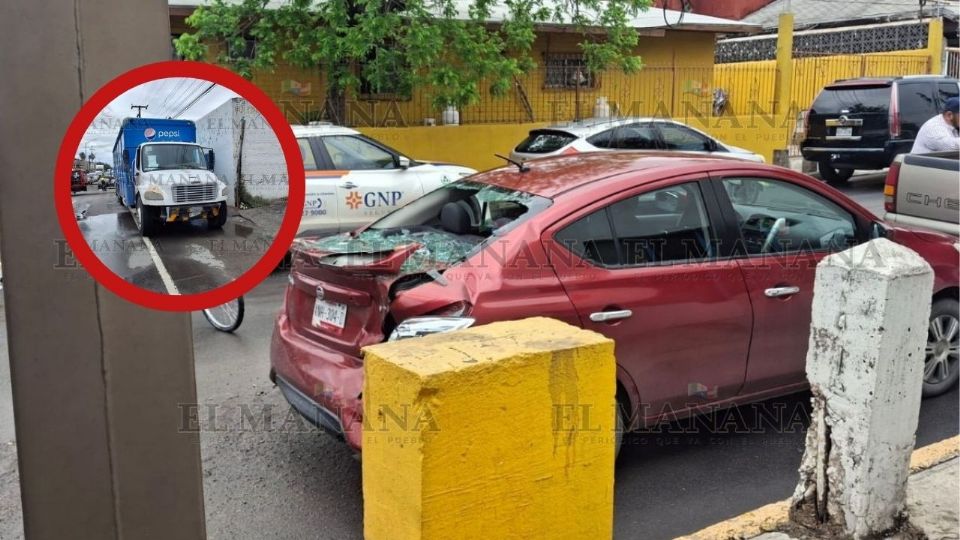 Accidente entre camión de refrescos y un Nissan Versa.