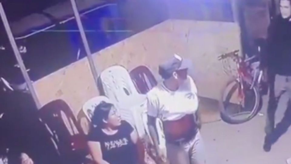 El atacante llegó en motocicleta y entró directamente a la vivienda donde se realizaba la fiesta