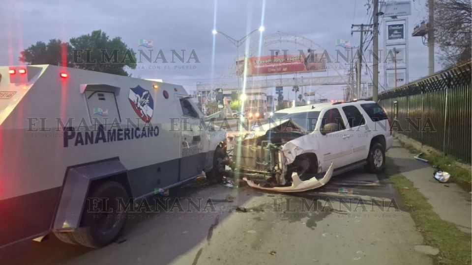 Golpazo entre la camioneta de la marca Lala y un camión de valores.