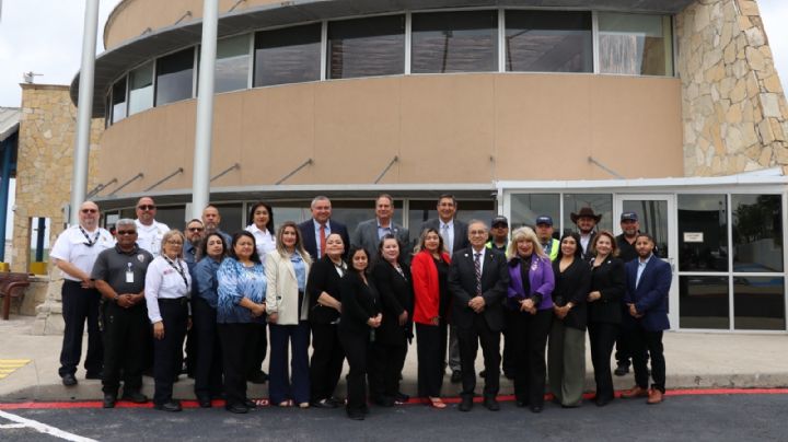 Autoridades de Laredo inauguran renovación de las oficinas del Puente del Comercio Mundial