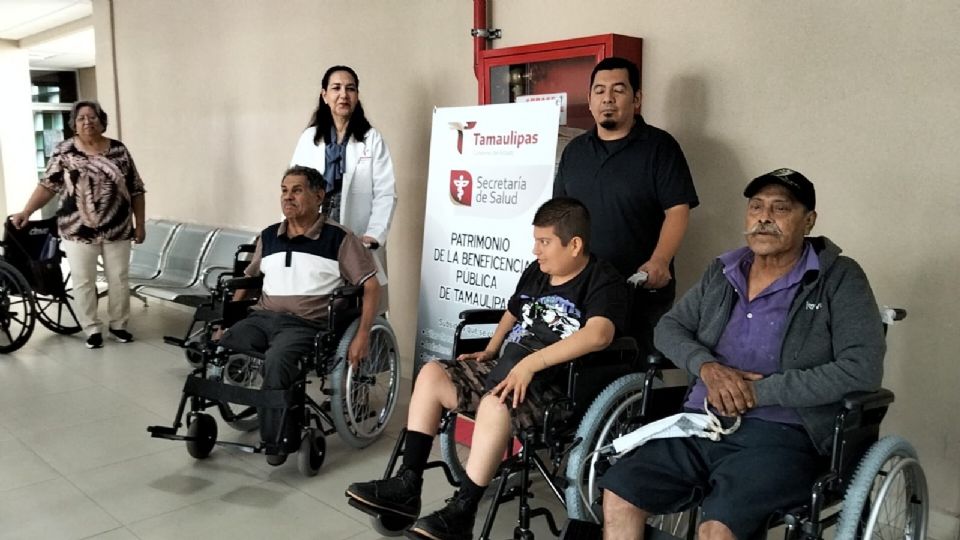 Entregan sillas de ruedas sin costo a familias vulnerables