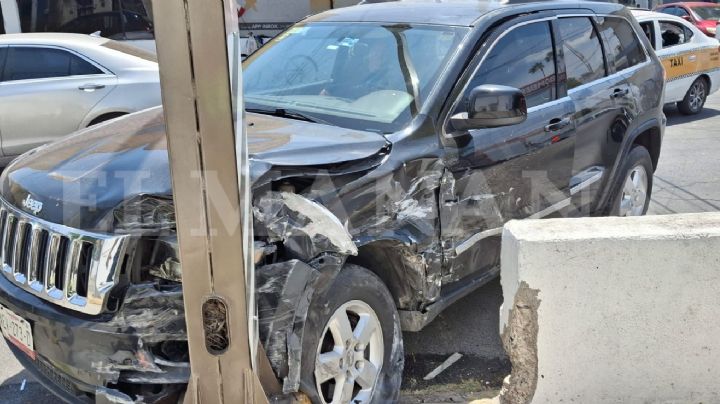 Don Cresencio ignora el rojo y provoca violento choque en Nuevo Laredo; impacto deja cuantiosos daños