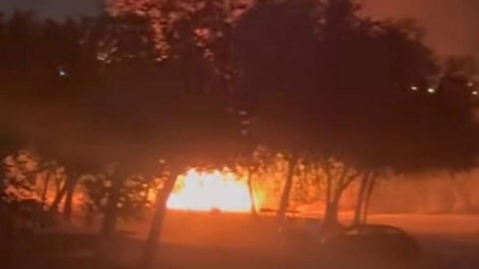 Incendio habría iniciado en una camioneta