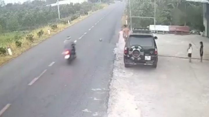 Niño patea balón a la carretera y desata tragedia; motociclista pierde el control y muere | VIDEO