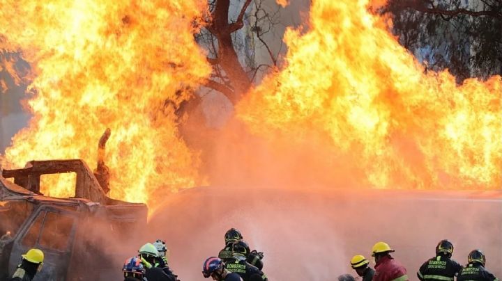Camión pierde el control, explota y se vuelve una 'bola de fuego' en carretera; varios autos quedan calcinados | VIDEO