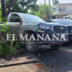 Camioneta se pasa el alto y es embestida aparatosamente por un Chrysler 300 en la colonia Jardín