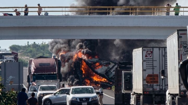 Conductor muere calcinado tras volcadura de camión; quedó atrapado en su unidad | VIDEO
