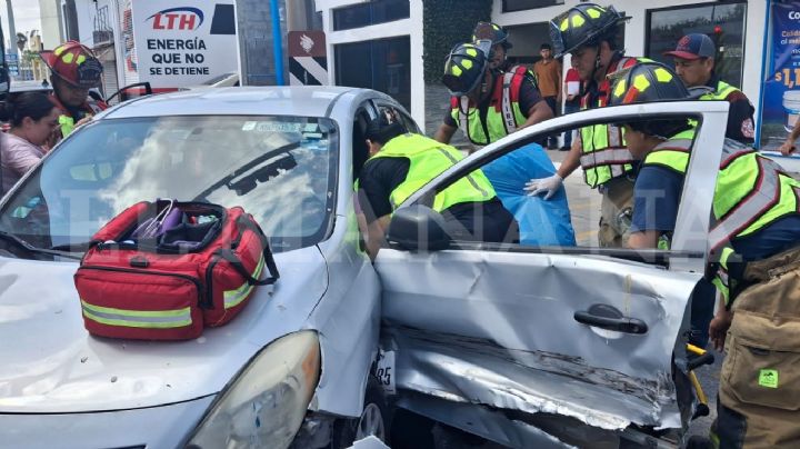 Jenny no respeta el semáforo en la César López de Lara y Perú y causa violento choque; está en el hospital