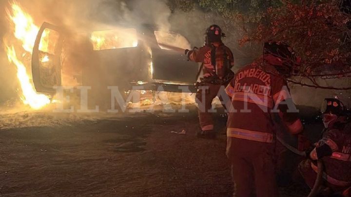 Intento por liberar camioneta atascada termina en incendio; Suburban queda calcinada en Parque Viveros