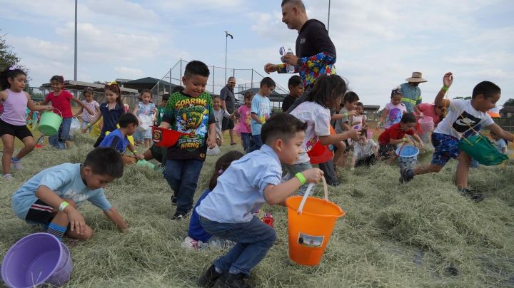 Parque de Laredo se llena de niños por la cacería de canastas; familias disfrutan premios, raspas y juegos