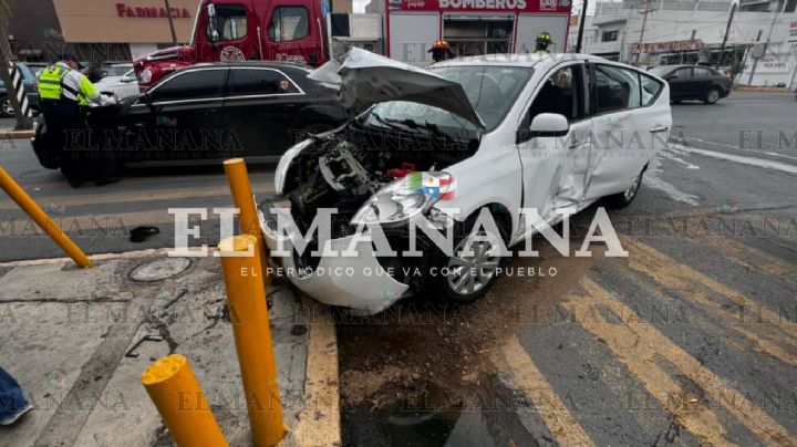 Joven cambia de carril sin precaución y provoca aparatoso choque en crucero de Nuevo Laredo