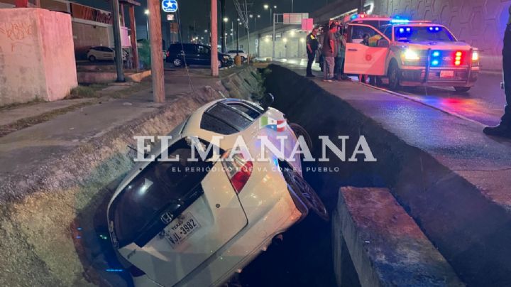 Conductor cae a canal de desagüe tras perder el control de su vehículo en Nuevo Laredo