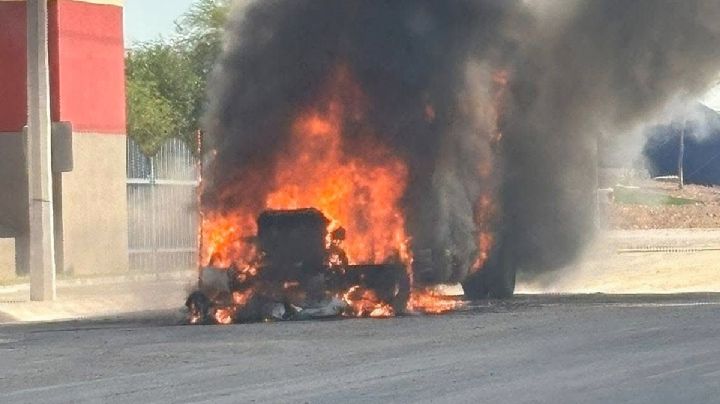 Se dasata el infierno frente a Rheem; camión de personal es devorado por las llamas | VIDEO