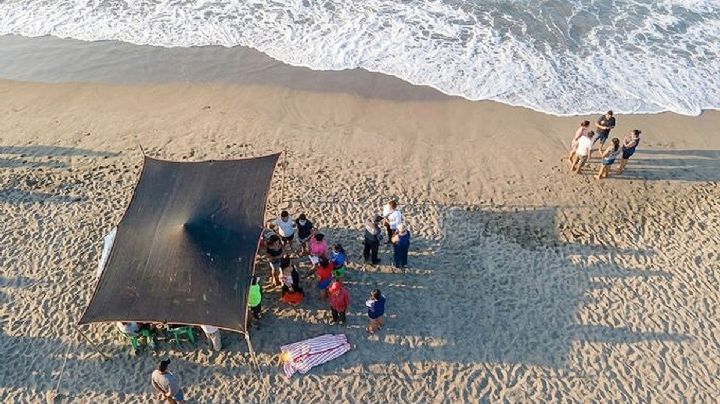 El mar de Oaxaca no la perdonó: madre quiso rescatar a su hijo de las olas que lo arrastraban, pero paga con su propia vida y los dos mueren