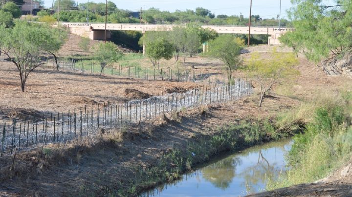 Blindan con alambres de púas el río Bravo a orillas del parque Chacón de Laredo, Texas