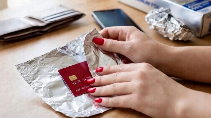 Miles envuelven sus tarjetas bancarias en papel aluminio; ¿realmente evita el robo de datos?