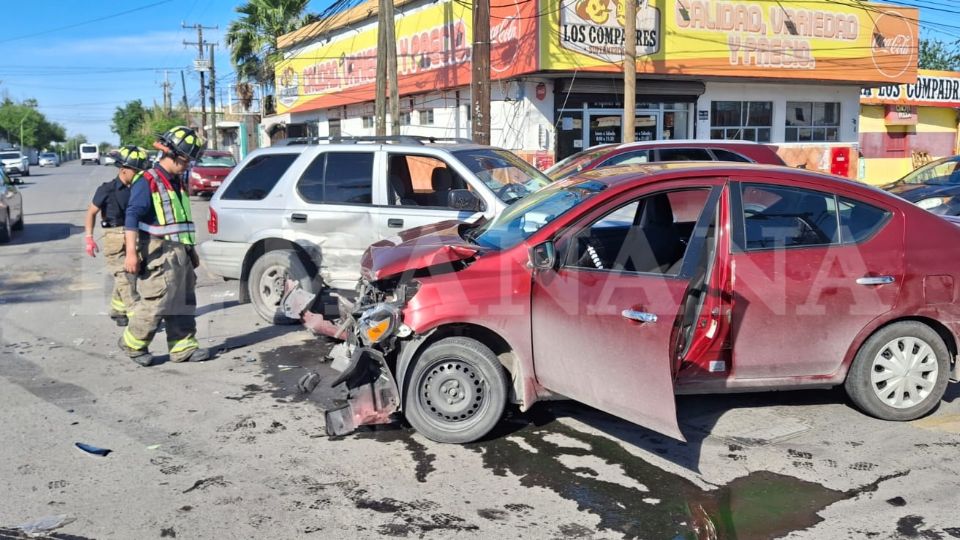 La falta de cuidado al volante causaron este aparatoso accidente en la ciudad