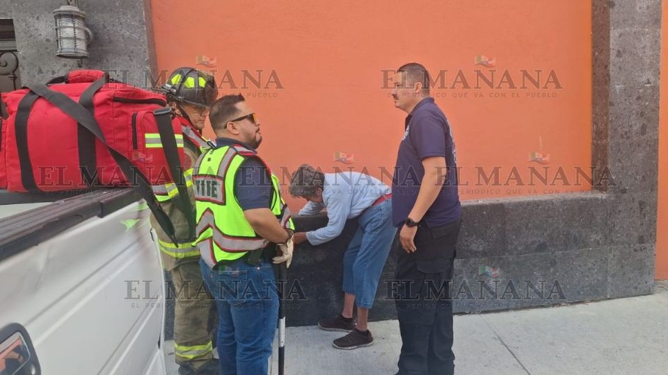 La mujer quedó con la mano atrapada tras querer tomar una lata.
