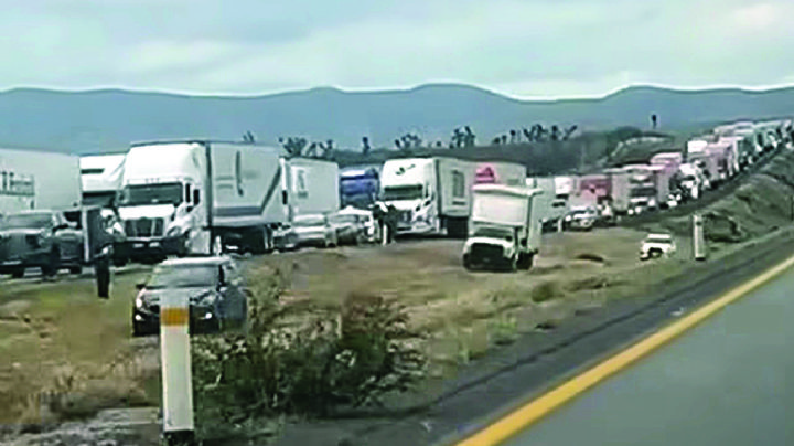 Sufre autopista Monterrey-Nuevo Laredo peor atorón del año; más de 20 kilómetros de filas