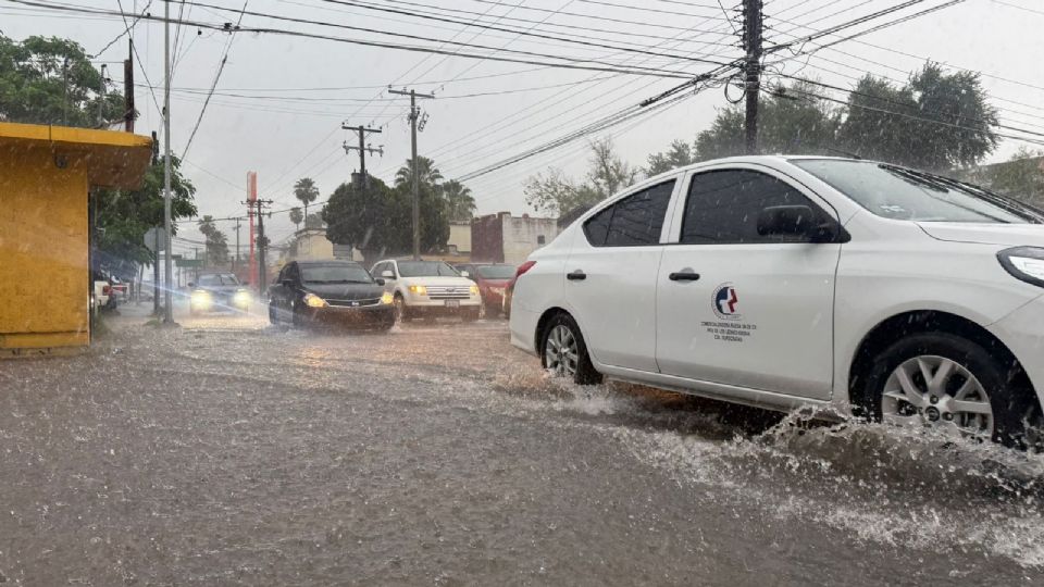 Las fuertes lluvias y hasta granizo hicieron acto de aparición en Nuevo Laredo.