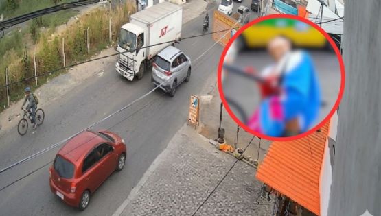MOMENTO EXACTO en que ciclista se ensarta y muere en las varillas de un camión; estuvo agonizando por varios minutos